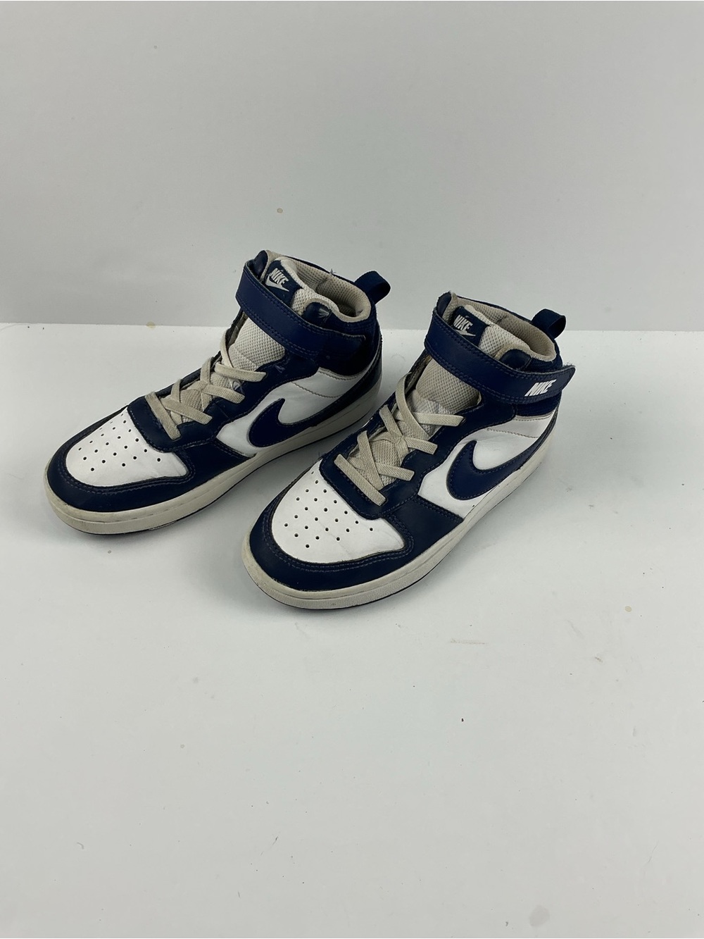 Nike Kids High-Top Sneakers in Navy and White these are in need of sole inserts